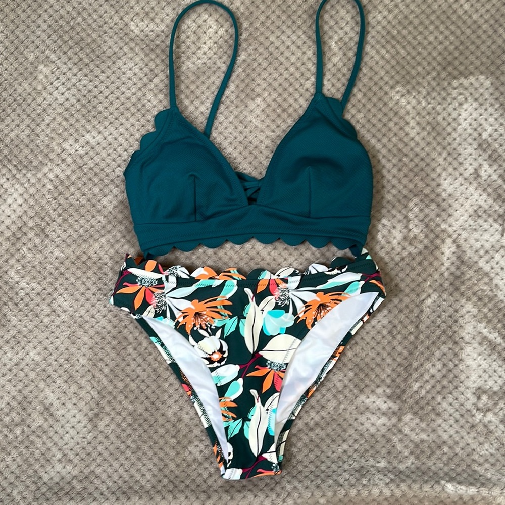 * never worn * Cupshe Green scalloped edge v neck printed bikini bottom set